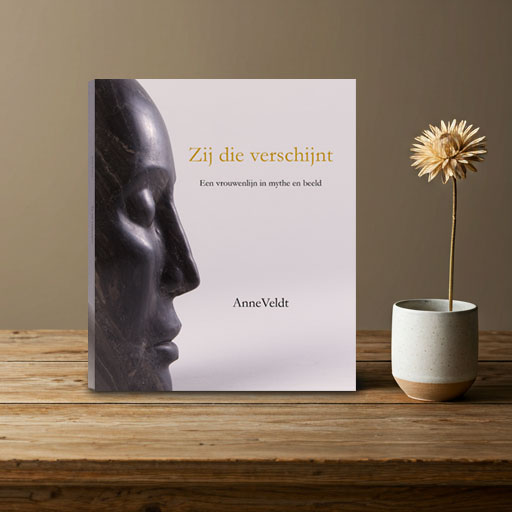A premium hardbound art book titled Zij die verschijnt.