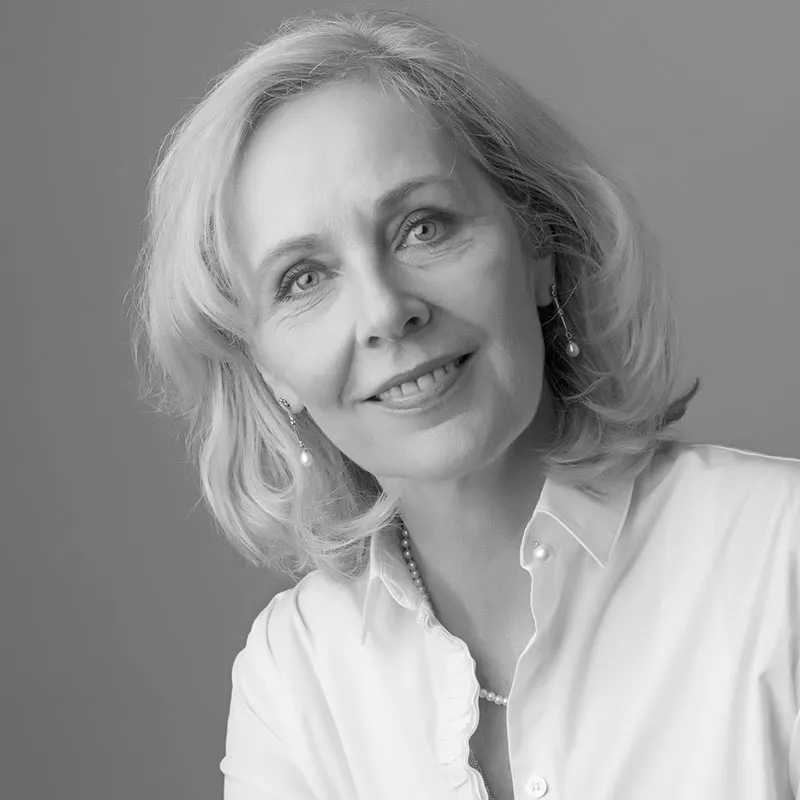 Editorial portrait of Anne Veldt in her atelier