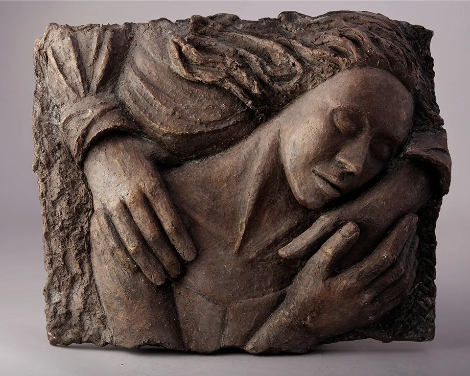 Geborgen – klei met bronspatina reliëf van Anne Veldt