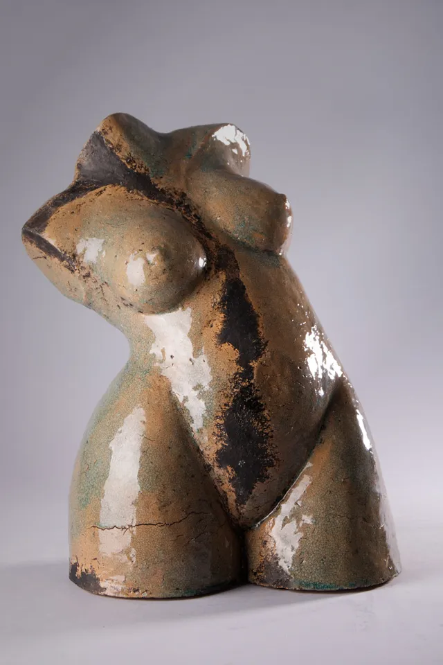 Ongebroken – klei met glazuur sculptuur van Anne Veldt