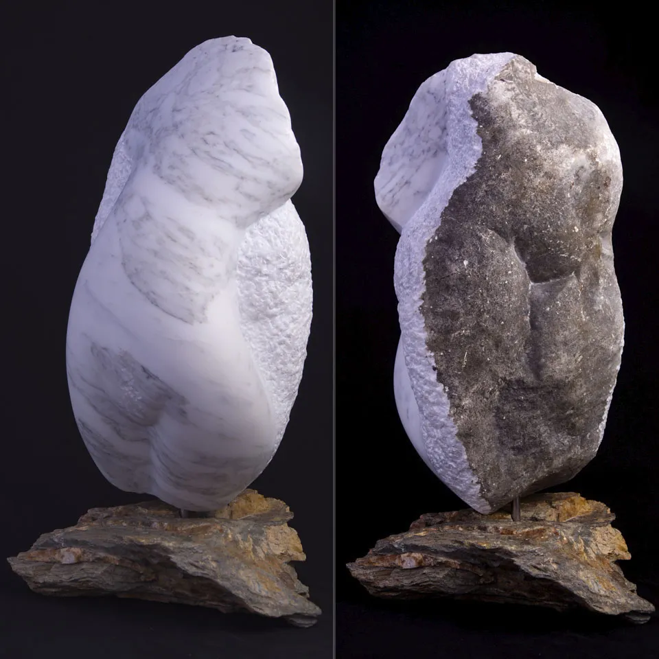 Schaduwzuster (voorzijde) – marmer sculptuur van Anne Veldt