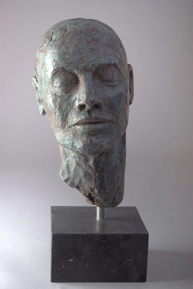 Stilte – klei met bronspatina sculptuur van Anne Veldt