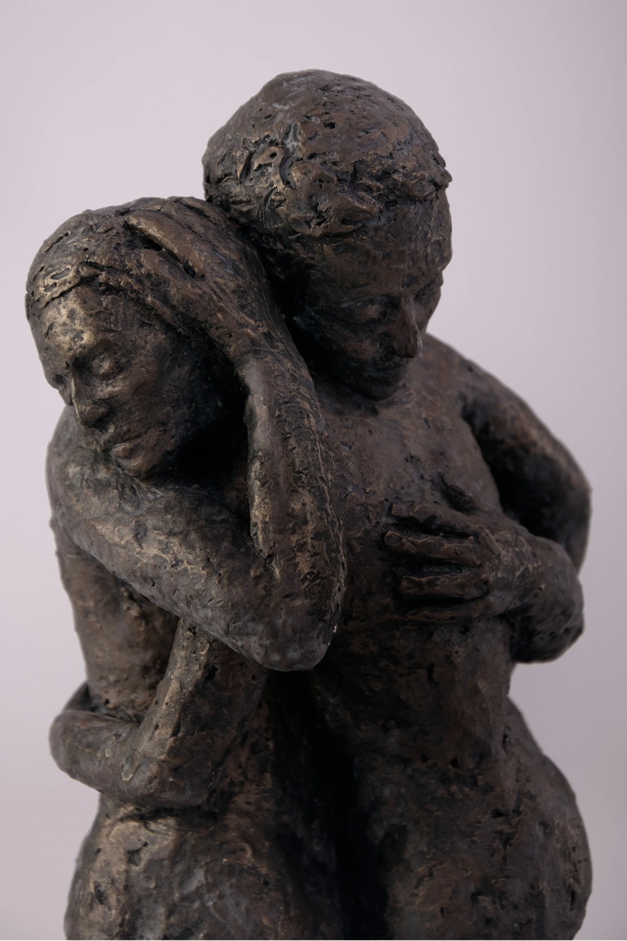 Teruggevonden – klei met bronspatina sculptuur van Anne Veldt