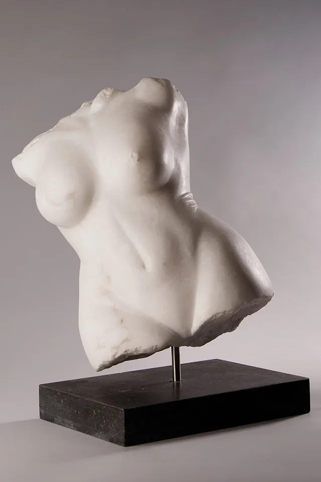 Vallen – albast sculptuur van Anne Veldt