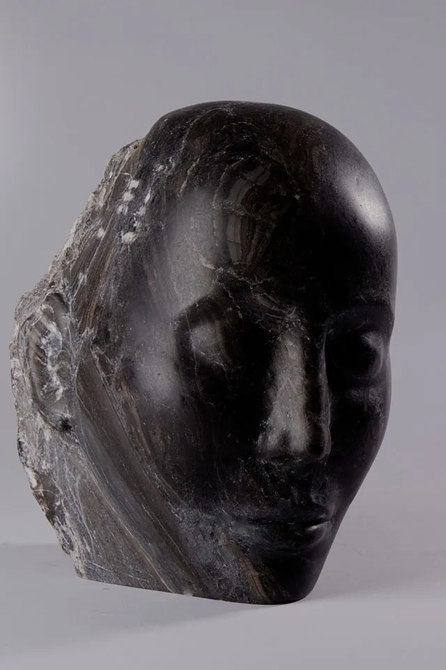 Wachter – zwart albast sculptuur van Anne Veldt