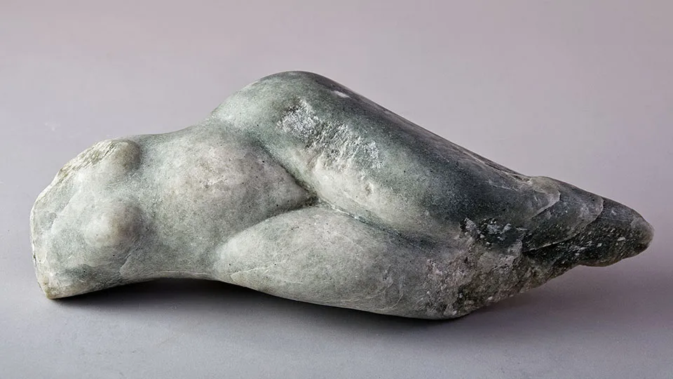 Walvisvrouw – serpentijn sculptuur van Anne Veldt