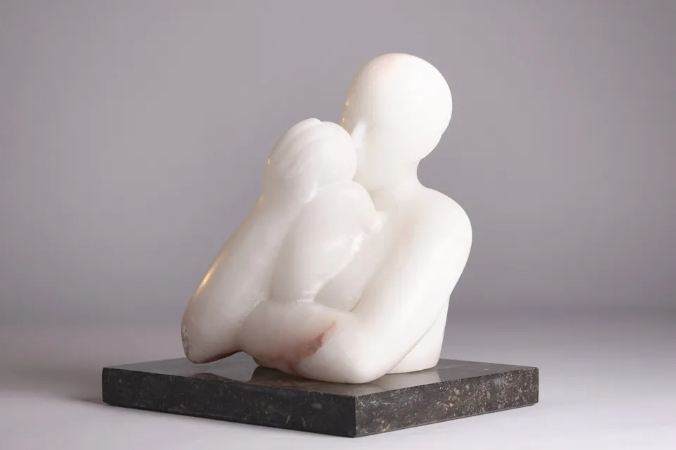 Zij die het leven wiegt – albast sculptuur van Anne Veldt